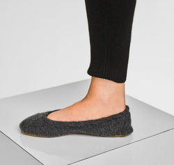 White + Warren Women’s Cashmere Slippers